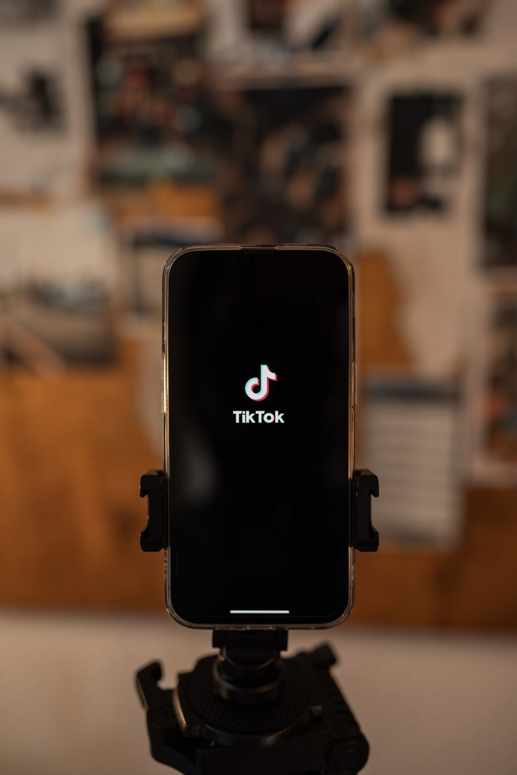 Tendance Digitale : Téléphone qui ouvre TikTok