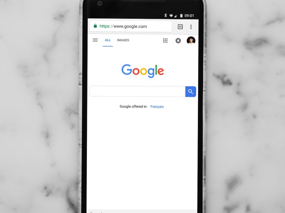 SEM: Téléphone allumé sur la page d'accueil de Google